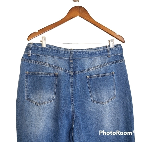 PrettyLittleThing blue distressed high rise belted jeans size large NWT - Picture 6 of 8